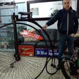 Rino Danisi con il biciclo, velocipede prodotto fino al 1893 e caratterizzato da due ruote di diverse dimensioni. La pi� piccola � quella posteriore, mentre quella anteriore, alta circa un metro e mezzo, � sormontata dal sedile